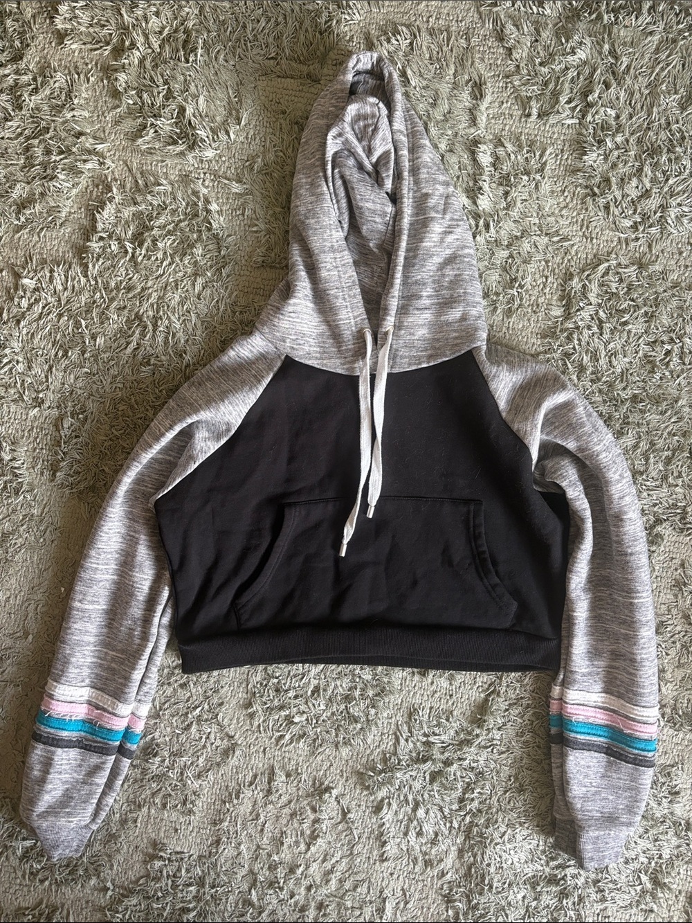 Cropped Two-Tone Hoodie with Striped Sleeve Accents